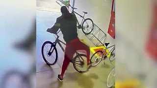 Ladrão é flagrado furtando bicicleta em estacionamento de supermercado