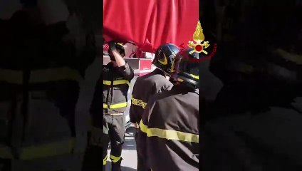 Piazza della Signoria, donna calata dalla finestra dai vigili del fuoco