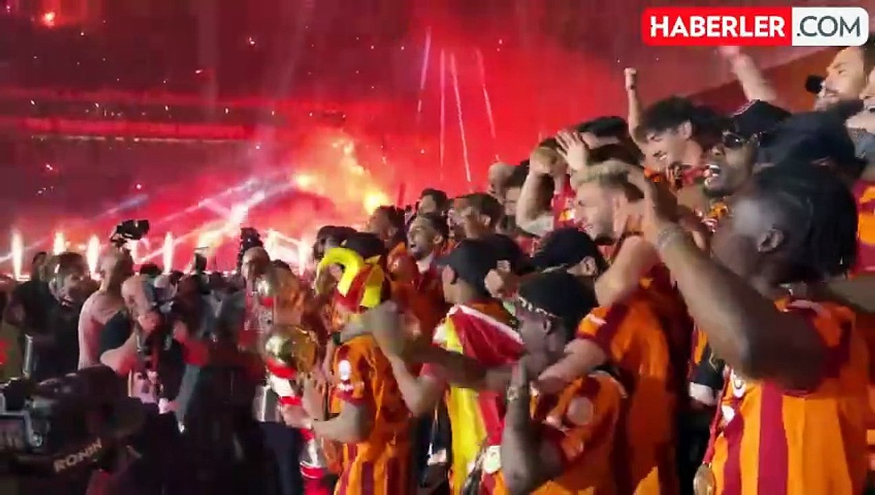 Rams Park'ta tarihi anlar! Şampiyon Galatasaray, 2 Kupa birden kaldırdı