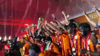 Süper Lig ve Süper Kupa şampiyonu Galatasaray, kupalarına kavuştu