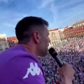 20240527 Paulo Pezzolano cantando con los hinchas de Real Valladolid