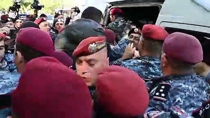 Tải video: Mais de 200 manifestantes opositores são detidos na Armênia