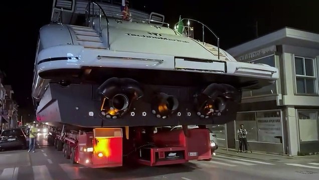 Maxi yacht passa per strada a Viareggio: ? pi? alto delle case
