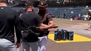 ¡Luis Arráez y Skip Schumaker abrazándose antes del primer juego de la serie entre Marlins y Padres!