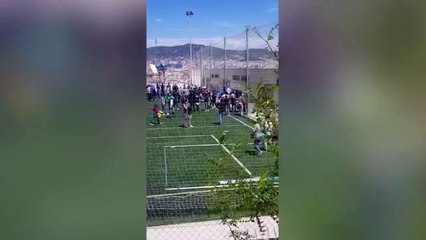 Crolla gradinata durante intervista a Iniesta: 18 feriti