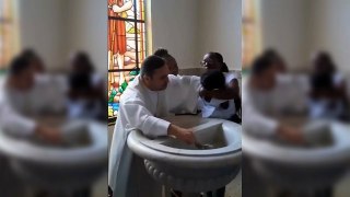 Padre causa revolta em família ao dar puxão em bebê durante batizado