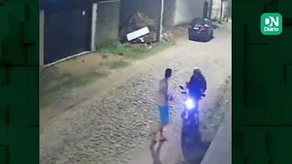 Câmera registra o momento em que homem armado atira contra entregador