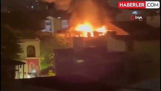 Beyoğlu'nda kafeteryanın çatısı alev alev yandı