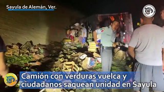 Camión con verduras vuelca y ciudadanos saquean unidad en Sayula
