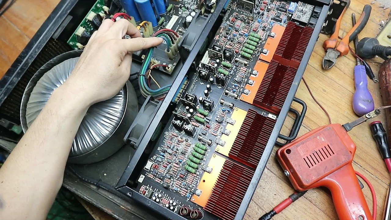 Cục đẩy 4 kênh LA8 GREEN model TA- 405.Khách nói hỏng mà thử không phải!