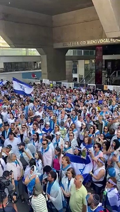 Brazilians are singing Israel's anthem Hatikvah in São Paulo. This is beautiful.    