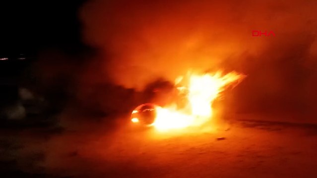 Erzincan’da bariyere çarpan otomobil alev aldı: 1 ölü, 1 yaralı