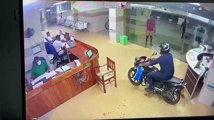 யாழ் போதனாவைத்தியசாலைக்குள் மோட்டார் சைக்கிளில் புகுந்து ரவுடி நடாத்திய திருவிளையடல்!! வீடியோ