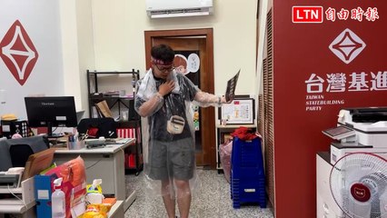 示範今晚高雄大路過2.0雨天裝備 張博洋：雨很大、民眾怒火更大