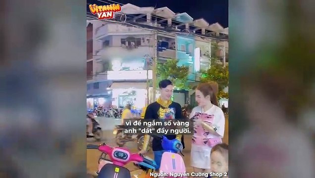 Thanh niên 22 tuổi đeo 70 cây vàng đứng bán lẩu bình dân ở TP.HCM , chẳng khác nào dát 2 căn chung cư lên người