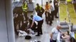 Agentes de la Guardia Civil reaniman a un pasajero en el control de El Prat