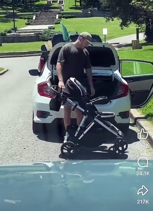 Homens completamente à nora para tentar fechar carrinho de bebé… até que chega uma mulher!