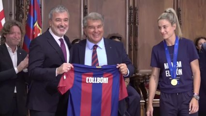 El momento en el que Collboni le quita la camiseta de las manos a Alexia Putellas