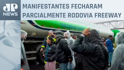 Moradores do RS fazem protesto pedindo ligação da bomba para escoar água