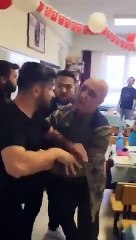 Veli, öğrencilerin gözü önünde öğretmene saldırdı!