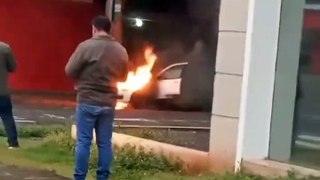 Corpo de Bombeiros combate incêndio em automóvel na avenida Brasil