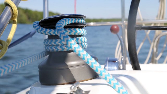 Nad Jeziorem Ryńskim w Rynie na Mazurach