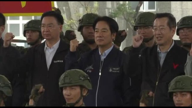 Presidente Taiwan alla base aerea dopo le esercitazioni militari Cina