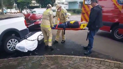 Idoso fica ferido em forte colisão entre Saveiro e Corolla, no Centro