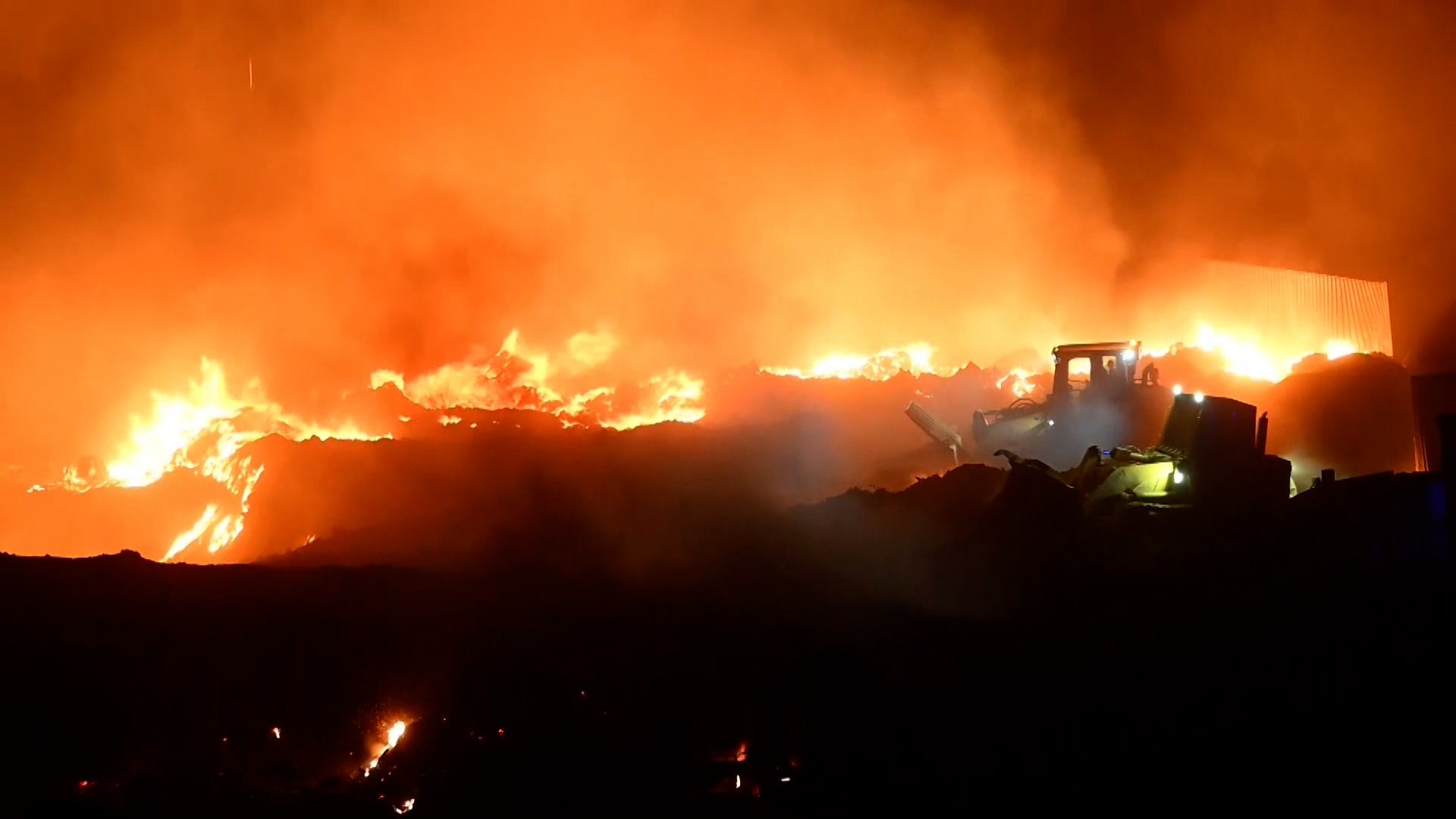 Todos los recursos de extincin activados por un gran incendio en Lanzarote