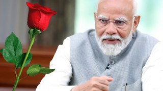 PM Modi को भरी सभा में बॉलीवुड एक्ट्रेस ने दिया गुलाब का फूल, वीडियो इंटरनेट पर वायरल