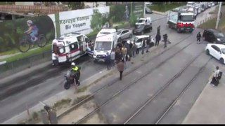 Tramvay otomobile çarptı: 2 yaralı