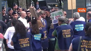 Meloni a Caivano, manifestanti cercano di entrare nel nuovo centro sportivo appena inaugurato