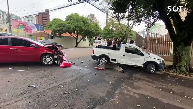 Idoso de 81 anos fica ferido em forte colisão de trânsito no centro de Cascavel