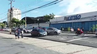 VEJA: Monte de asfalto gera transtornos na avenida Domingos Olímpio