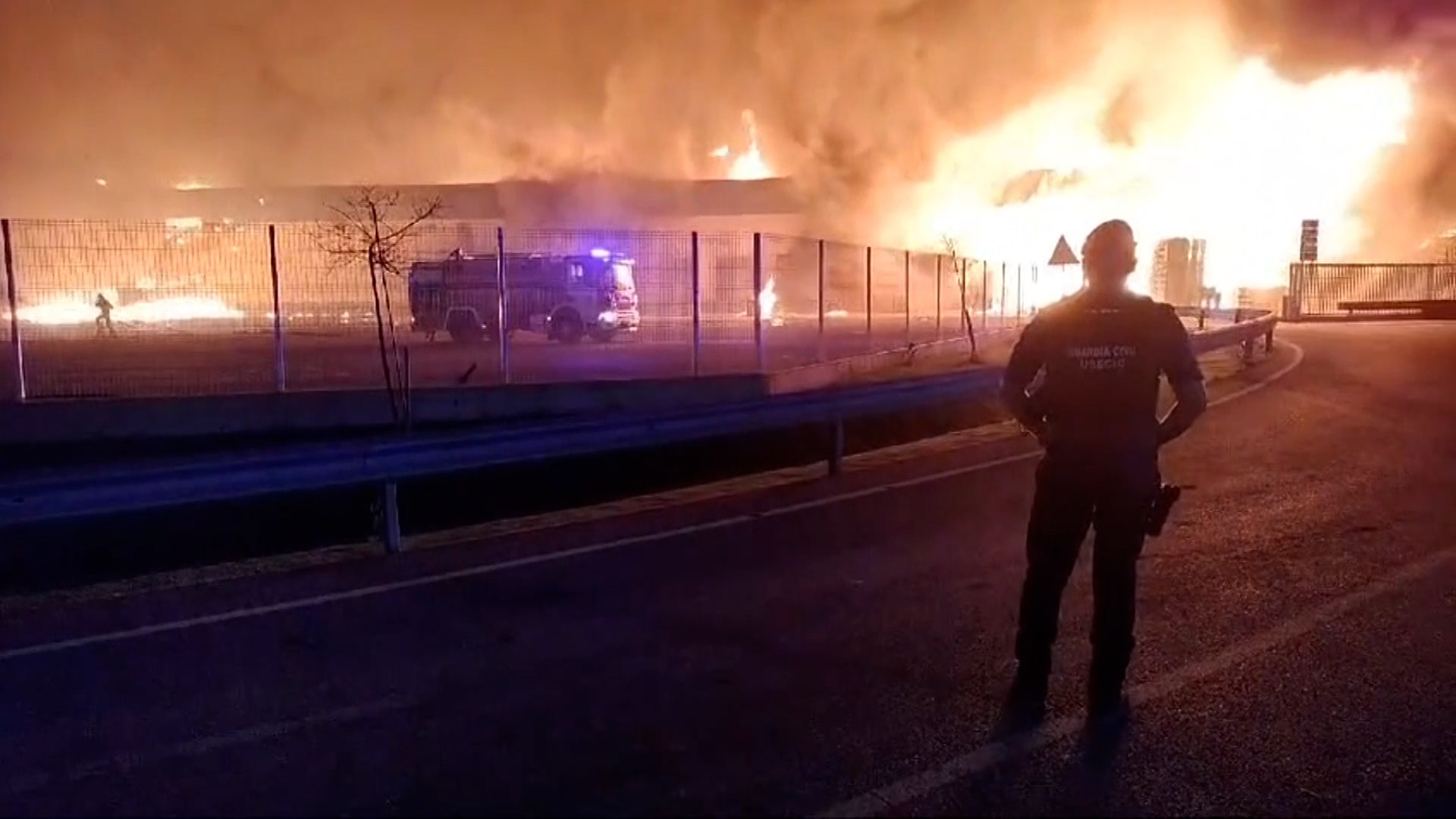 El viento reactiva el incendio de la nave en El Ejido