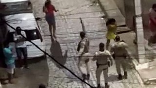 PM agride mulher com chute durante ação em cidade do interior da Bahia