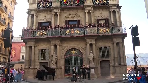 AGAO asoma la ópera a los balcones del Ayuntamiento