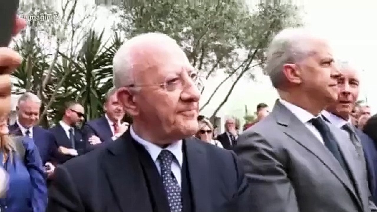 «Sono 'quella stronza' della Meloni, come va?», la premier a Caivano saluta De Luca