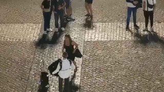 Un músico callejero tocando en la Plaza Mayor.