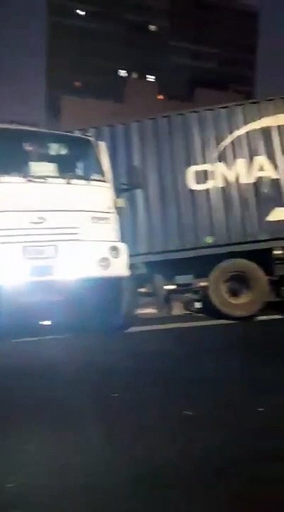 Un camión quedó colgado de la Autopista 25 de Mayo