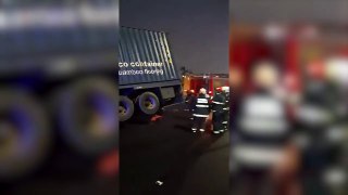Un camión chocó y quedó colgando de la autopista 25 de Mayo