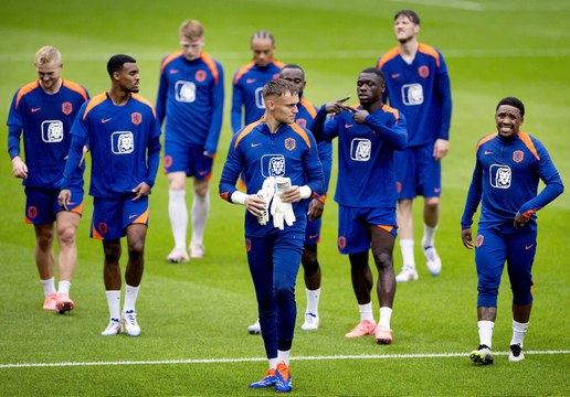 AR 28 HOLLAND TRAIN OOV