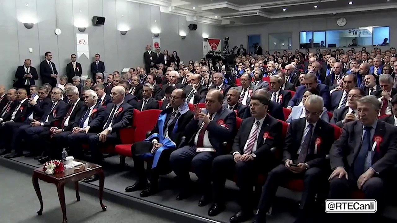 Erdoğan, "Kimse kusura bakmasın ama milletin cebinden basın mensuplarına özel uçakla Roma turu yaptırmanın hiçbir haklı gerekçesi olamaz" dedi.