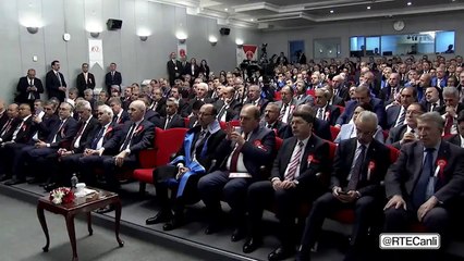 Erdoğan, "Kimse kusura bakmasın ama milletin cebinden basın mensuplarına özel uçakla Roma turu yaptırmanın hiçbir haklı gerekçesi olamaz" dedi.