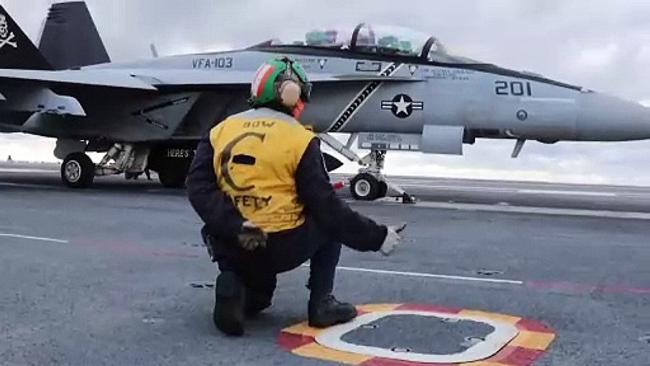 EEUU desplegó el poderoso portaaviones USS Geor...