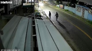 Câmera flagra dupla furtando bicicleta em Colombo