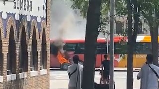 El aparatoso incendio de un autobús en el centro de Barcelona