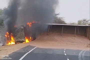 Descargar video: Truck Accident Fire : कार व ट्रक की ​भिड़ंत के बाद ट्रक में लगी आग, दो लोग घायल