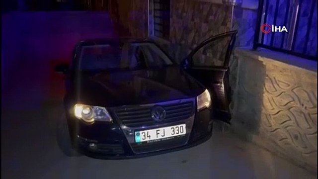 Geri geri kaçan aracı durdurmak isteyen 2 kişi araç altında kalarak yaralandı