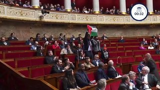 Parlamento francês suspenso após deputado erguer bandeira da Palestina